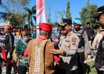 Polres Kotim jajaran Polda Kalteng melaksanakan Pengamanan Aksi damai di Depan Kantor Bupati Kab. Kotim. Kamis (01/8/2024) pagi. Aksi damai oleh Majelis Agama Hindu Keharingan Kab. Kotim tersebut, terkait tuntutan pelepasan Hinting Pali di PT. HAL (Hutanindo Agro Lestari) Kecamatan Tualan Hulu yang dilakukan oleh Damang Kepala Adat Kecamatan Tualan Hulu.