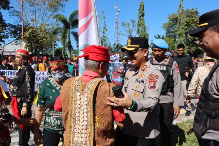 Polres Kotim jajaran Polda Kalteng melaksanakan Pengamanan Aksi damai di Depan Kantor Bupati Kab. Kotim. Kamis (01/8/2024) pagi. Aksi damai oleh Majelis Agama Hindu Keharingan Kab. Kotim tersebut, terkait tuntutan pelepasan Hinting Pali di PT. HAL (Hutanindo Agro Lestari) Kecamatan Tualan Hulu yang dilakukan oleh Damang Kepala Adat Kecamatan Tualan Hulu.