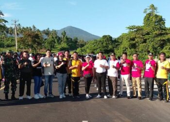 Kapolsek Pineleng IPTU Ronald Hinonaung, bersama anggota Polsek Pineleng, turut serta dalam kegiatan jalan sehat yang digelar dalam rangka pembukaan peringatan HUT ke-79 Proklamasi Kemerdekaan Republik Indonesia. Kegiatan ini dilaksanakan oleh Pemerintah Kecamatan Mandolang, Kabupaten Minahasaj Jumat (2/8/2024).