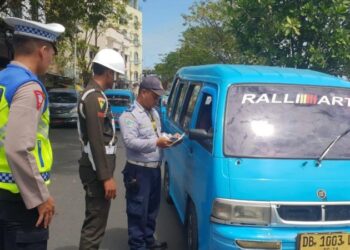 Satuan Lalu Lintas Polresta Manado bersama Polisi Militer (Pom) TNI dan Dinas Perhubungan (Dishub) Kota Manado mengadakan operasi gabungan untuk meningkatkan keselamatan dan kenyamanan pengguna jalan. Operasi ini difokuskan pada kelayakan angkutan umum dan penindakan terhadap pelanggaran lalu lintas, Jumat (2/8/2024).