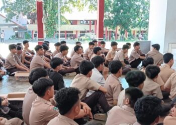 Kapolsek Mapanget, Iptu Lesly D. Lihawa, melaksanakan tatap muka sekaligus sosialisasi di SMAN 8 Manado, Kelurahan Kairagi Dua, Lingkungan VII, Kecamatan Mapanget, Kota Manado, Jumat (2/8/2024)