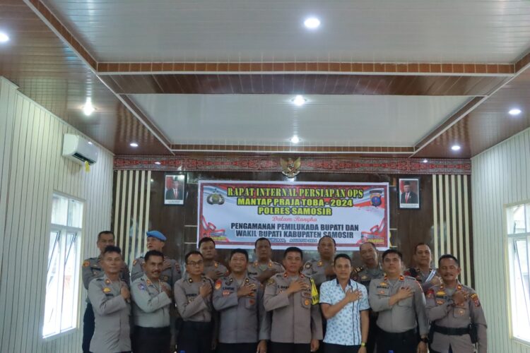 Pelatihan lengendalian massa dilaksanakan oleh personil dalmas. Kegiatan ini dilatih oleh kasat samapta AKP Nandi Butarbutar, S.H. Sedangkan untuk rapat internal dipimpin oleh wakapolres samosir Kompol ST Panggabean, S.H dan Pejabat Sementara Kabag OPS Polres Samosir AKP Tito Juardi