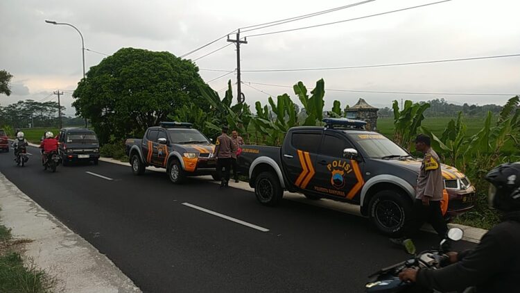 Polsek Kembaran Polresta Banyumas Polda Jateng melaksanakan patroli bersinggungan secara intensif di perbatasan antar wilayah Kecamatan Kembaran dan Kecamatan Sokaraja, Kamis (1/8/2024) sore.