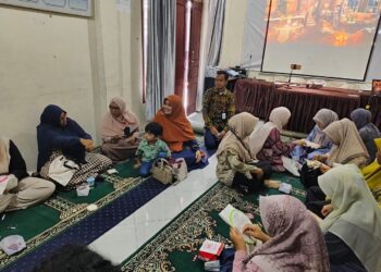 Mahasiswa Pendidikan Profesi Guru (PPG) Prajabatan Gelombang II Tahun 2023 dari Kelompok 2 Bidang Studi Bimbingan Konseling FKIP Universitas Syiah Kuala (USK) menyelenggarakan sosialisasi perencanaan karir dan pelatihan menyulam di Gampong Kuta Alam, Kota Banda Aceh, pada Sabtu (03/08/2024).