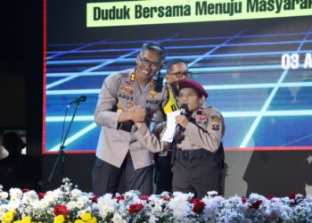 Polres Dairi mengajak seluruh masyarakat dan pihak terkait mensukseskan Pilkada 2024 melalui panggung hiburan, yang di selenggarakan di halaman polres Dairi, Sabtu (3/8/2024).