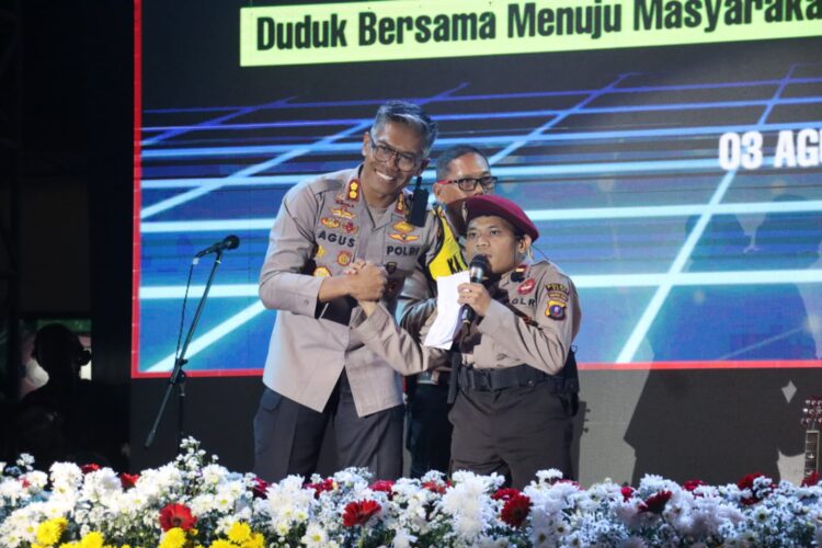 Polres Dairi mengajak seluruh masyarakat dan pihak terkait mensukseskan Pilkada 2024 melalui panggung hiburan, yang di selenggarakan di halaman polres Dairi, Sabtu (3/8/2024).