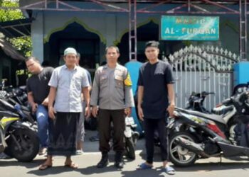 Dalam rangka meningkatkan keamanan dan kenyamanan selama ibadah Sholat Jumat, personel Polresta Manado melaksanakan kegiatan Paja Somat pada hari Jumat (2/8/2024).