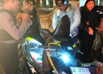 Personel Polresta Manado melaksanakan kegiatan Kegiatan Rutin Yang Ditingkatkan (KRYD) di depan Markas Komando (Mako) Polresta Manado pada, Jumat (2/8/2024) malam.