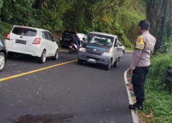 Sebuah kecelakaan lalu lintas terjadi di Desa Pineleng Dua, Kecamatan Pineleng, Kabupaten Minahasa. Kecelakaan melibatkan dua kendaraan roda empat yang bertabrakan di persimpangan jalan utama desa, Sabtu (3/8/2024).