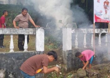 Kapolsek Pineleng Iptu Ronald Hinonaung bersama personel Polsek Pineleng melaksanakan kerja bakti sosial di Desa Pineleng Satu, Kecamatan Pineleng. Lokasi utama dari kegiatan ini adalah Tugu Monumen Pahlawan Tuanku Imam Bonjol, sebuah simbol penting yang menghormati jasa-jasa pahlawan nasional tersebut, Sabtu (3/8/2024).