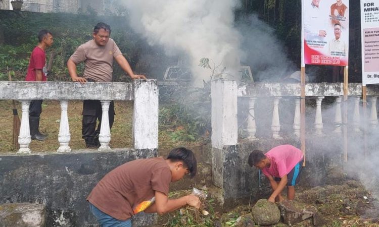 Kapolsek Pineleng Iptu Ronald Hinonaung bersama personel Polsek Pineleng melaksanakan kerja bakti sosial di Desa Pineleng Satu, Kecamatan Pineleng. Lokasi utama dari kegiatan ini adalah Tugu Monumen Pahlawan Tuanku Imam Bonjol, sebuah simbol penting yang menghormati jasa-jasa pahlawan nasional tersebut, Sabtu (3/8/2024).