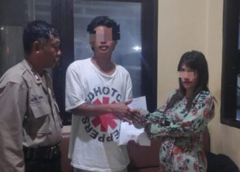 Polsek Malalayang berhasil menyelesaikan permasalahan antarwarga dengan cara problem solving, sehingga situasi kembali kondusif dan damai. Kegiatan mediasi tersebut dilaksanakan pada hari Sabtu, 3 Agustus 2024, sekitar pukul 10.00 WITA, di kantor Polsek Malalayang.