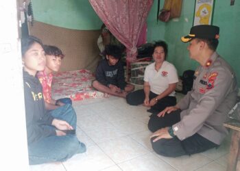 Bertempat di Jalan Sri Rahayu RT 04 RW 10 Kelurahan Karangklesem, Kapolsek Purwokerto Selatan Polresta Banyumas Polda Jateng Kompol Puji Nurochman, S.H., M.H., bersama Panit Binmas Aipda Rachmi Hefrina dan Bhabinkamtibmas Aipda M. Ali Imron, S.H, sambang memberikan motivasi terhadap anak yatim yang putus sekolah.