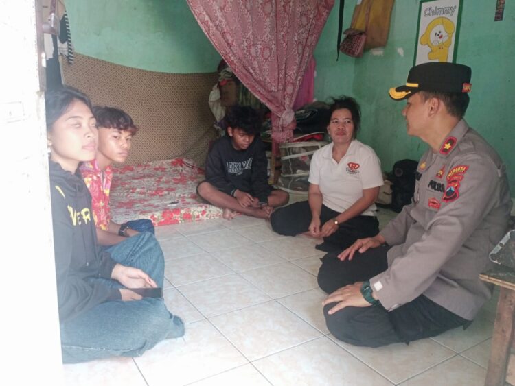 Bertempat di Jalan Sri Rahayu RT 04 RW 10 Kelurahan Karangklesem, Kapolsek Purwokerto Selatan Polresta Banyumas Polda Jateng Kompol Puji Nurochman, S.H., M.H., bersama Panit Binmas Aipda Rachmi Hefrina dan Bhabinkamtibmas Aipda M. Ali Imron, S.H, sambang memberikan motivasi terhadap anak yatim yang putus sekolah.
