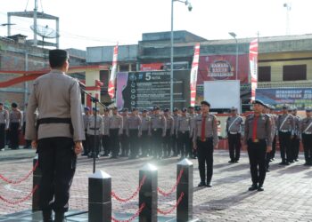 Kegiatan pembukaan seminggu dimulai dengan Apel Jam Pimpinan yang dipimpin oleh Wakapolres Samosir, Kompol ST Panggabean, S.H. Apel ini dilaksanakan oleh Personil Sat Pam Obvit di Lapangan Mako Polres Samosir. Senin, (05/08/2024)