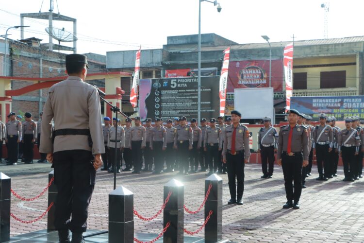 Kegiatan pembukaan seminggu dimulai dengan Apel Jam Pimpinan yang dipimpin oleh Wakapolres Samosir, Kompol ST Panggabean, S.H. Apel ini dilaksanakan oleh Personil Sat Pam Obvit di Lapangan Mako Polres Samosir. Senin, (05/08/2024)