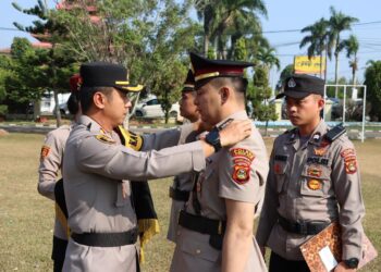 Kapolres Ogan Ilir, AKBP Bagus Suryo Wibowo, S.I.K., memimpin upacara serah terima jabatan (sertijab) Kapolsek Muara Kuang dari IPTU Alimin, S.H. kepada IPTU Rangga, S.H. Upacara ini dilaksanakan pada hari Senin, 5 Agustus 2024, pukul 08.00 WIB, di lapangan upacara Polres Ogan Ilir.