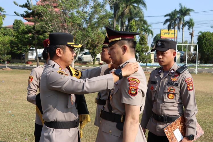 Kapolres Ogan Ilir, AKBP Bagus Suryo Wibowo, S.I.K., memimpin upacara serah terima jabatan (sertijab) Kapolsek Muara Kuang dari IPTU Alimin, S.H. kepada IPTU Rangga, S.H. Upacara ini dilaksanakan pada hari Senin, 5 Agustus 2024, pukul 08.00 WIB, di lapangan upacara Polres Ogan Ilir.