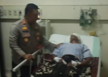 JENGUK: Kapolda Sumut Irjen Pol. Whisnu Hermawan F. S.I.K., M.Si menjenguk Prada D di RS Putri Hijau Medan, Senin (5/8/2024). (Foto Dok/ Polda Sumut)