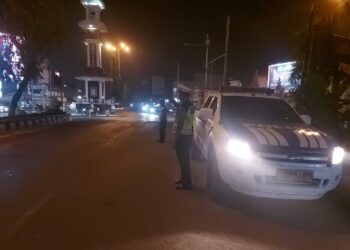 PATROLI: Personel Polresta Deliserdang menggelar Patroli Blue Light Antisipasi Kejahatan Jalanan, Minggu (4/8/2024). (Foto Dok/ Polresta DS)