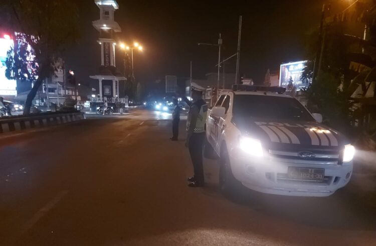 PATROLI: Personel Polresta Deliserdang menggelar Patroli Blue Light Antisipasi Kejahatan Jalanan, Minggu (4/8/2024). (Foto Dok/ Polresta DS)