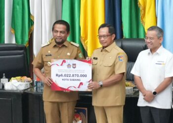Dinilai berhasil mengendalikan inflasi, Pemerintah Kota Sabang meraih penghargaan insentif fiskal kinerja tahun berjalan dari pemerintah pusat. Penghargaan insentif fiskal tersebut diserahkan langsung oleh Mendagri Tito Karnavian bersama Menteri Keuangan Sri Mulyani di Jakarta, Senin (5/8/24).