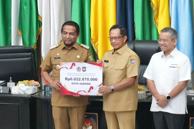 Dinilai berhasil mengendalikan inflasi, Pemerintah Kota Sabang meraih penghargaan insentif fiskal kinerja tahun berjalan dari pemerintah pusat. Penghargaan insentif fiskal tersebut diserahkan langsung oleh Mendagri Tito Karnavian bersama Menteri Keuangan Sri Mulyani di Jakarta, Senin (5/8/24).