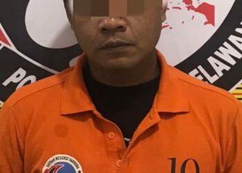 DITANGKAP: Seorang pria, tersangka pengedar sabu berikut barang bukti, ditangkap di Mapolres Pelabuhan Belawan, Senin (5/8/2024) setelah diringkus dari kawasan Kelurahan Terjun, Marelan.(Foto dok/Polres Belawan)