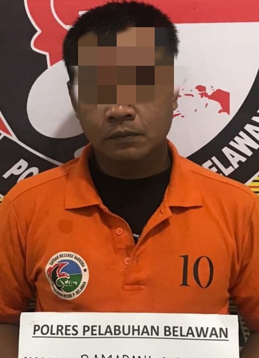 DITANGKAP: Seorang pria, tersangka pengedar sabu berikut barang bukti, ditangkap di Mapolres Pelabuhan Belawan, Senin (5/8/2024) setelah diringkus dari kawasan Kelurahan Terjun, Marelan.(Foto dok/Polres Belawan)