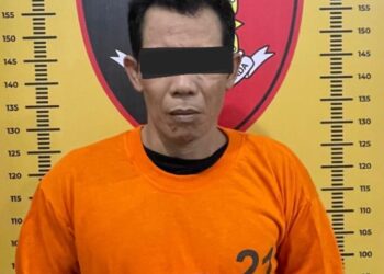 DIAMANKAN : IBS alias Ulil (49), terduga pelaku pencurian di Posko mahasiswa KKN diamankan di Satreskrim Polres Sergai. (Foto Dok/Humas Polres)