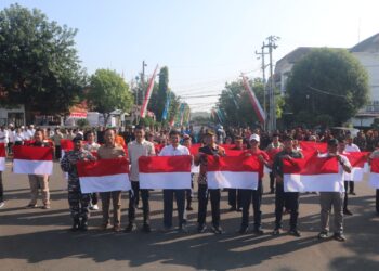 Mengawali Pembukaan rangkaian kegiatan Peringatan HUT Kemerdekaan ke-79 Republik Indonesia, Pemerintah Kota (Pemkot) Tegal melaksanakan Gerakan Pembagian Bendera Merah Putih. Apel Pembagian Bendera Merah Putih Tahun 2024, berlangsung di Halaman Pendopo Balai Kota Tegal, Minggu (4/'8/2024) pagi.