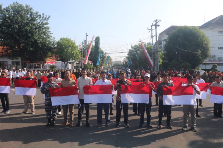 Mengawali Pembukaan rangkaian kegiatan Peringatan HUT Kemerdekaan ke-79 Republik Indonesia, Pemerintah Kota (Pemkot) Tegal melaksanakan Gerakan Pembagian Bendera Merah Putih. Apel Pembagian Bendera Merah Putih Tahun 2024, berlangsung di Halaman Pendopo Balai Kota Tegal, Minggu (4/'8/2024) pagi.