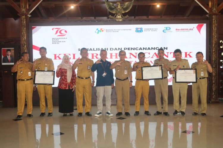 Tiga kelurahan di wilayah Kota Tegal, yakni Kelurahan Panggung Kecamatan Tegal Timur, Kelurahan Pekauman Kecamatan Tegal Barat, dan Kelurahan Randugunting Kecamatan Tegal Selatan dicanangkan sebagai Kelurahan Cinta Statistik (Cantik). Pencanangan tersebut dilaksanakan bersamaan dengan Launching Gerakan Serentak Tanam Cabai (Gertak Tancab) Kota Tegal, di Pendopo Ki Gede Sebayu, Komplek Balai Kota Tegal, Senin (5/8/2024).