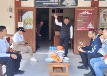 Kapolda Sulawesi Utara Irjen. Pol. Yudhiawan Wibisono beserta rombongan melaksanakan kunjungan resmi ke Mako Polsek Bunaken. Kunjungan ini bertujuan untuk mengevaluasi kesiapan dan kondisi operasional Polsek Bunaken, Sabtu. (3/8/2024).