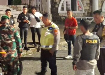 Kepolisian Resor Kota (Polresta) Manado melaksanakan Kegiatan Rutin yang Ditingkatkan (KRYD) dalam rangka Cipta Kondisi, dengan melibatkan Pemerintah Kota Manado, termasuk para camat, lurah, dan kepala lingkungan (Pala), Sabtu (3/8/2024) malam.