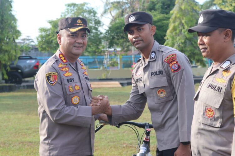 Kapolresta Palangka Raya jajaran Polda Kalteng, Kombes Pol. Boy Herlambang, S.I.K., M.Si. memberikan reward bagi para personel kesatuannya yang berprestasi di bidang pelaksanaan tugas internal.
