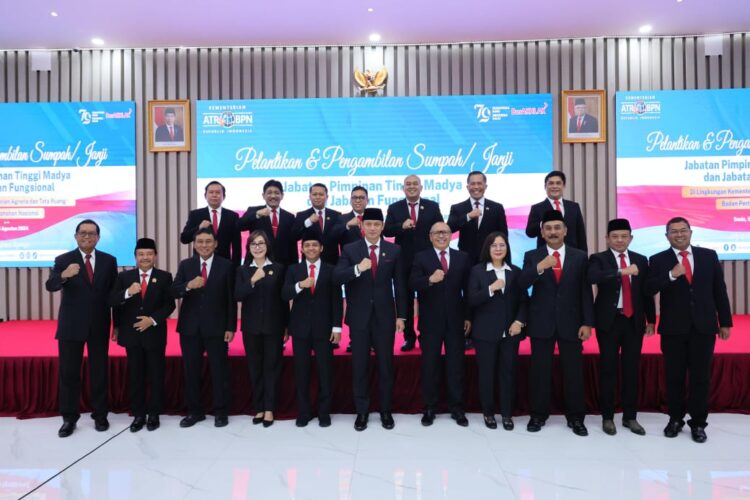 Pelantikan Direktur Jenderal Pengendalian dan Penertiban Tanah dan Ruang (Dirjen PPTR), Jonahar yang sebelumnya menjabat sebagai Staf Ahli Bidang Teknologi Informasi. Pelantikan dan pengambilan sumpah janji jabatan ini berlangsung di Kantor Kementerian ATR/BPN, Jakarta. Senin, (05/08/2024).