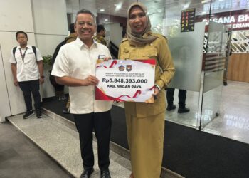 Kepada Pj Bupati Fitriany, Insentif Fiskal tersebut diserahkan oleh Menteri Dalam Negeri, Tito Karnavian didampingi Wakil Menteri Keuangan, Suahasil Nazara di Gedung Sasana Bhakti Praja Kemendagri, Jakarta, pada Senin (5/8/2024).