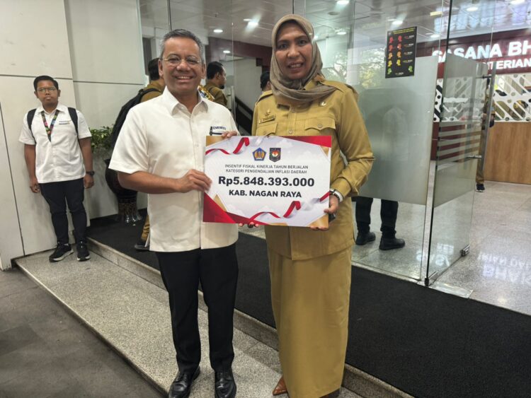 Kepada Pj Bupati Fitriany, Insentif Fiskal tersebut diserahkan oleh Menteri Dalam Negeri, Tito Karnavian didampingi Wakil Menteri Keuangan, Suahasil Nazara di Gedung Sasana Bhakti Praja Kemendagri, Jakarta, pada Senin (5/8/2024).