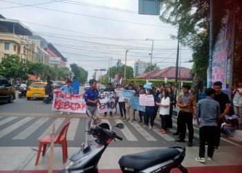 AKSI DEMO: Puluhan mahasiswa yang tergabung dalam GMKI Medan menggelar aksi demo di Simpang 4, Jalan Iskandar Muda, Kecamatan Medan Petisah, Kota Medan, Senin (5/9/2024). (Foto Dok/ T77)