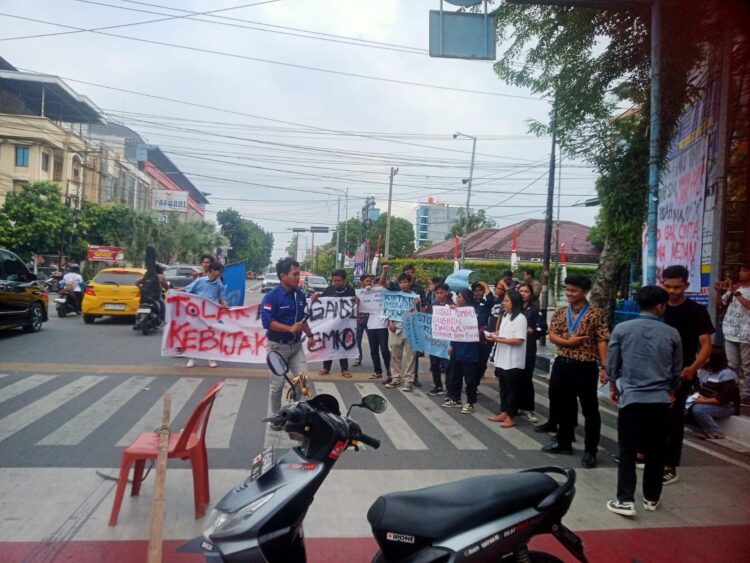 AKSI DEMO: Puluhan mahasiswa yang tergabung dalam GMKI Medan menggelar aksi demo di Simpang 4, Jalan Iskandar Muda, Kecamatan Medan Petisah, Kota Medan, Senin (5/9/2024). (Foto Dok/ T77)