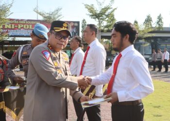Sebanyak tujuh anggota Polres Tegal Kota, Polda Jateng menerima penghargaan. Karena mereka telah berhasil mengungkap kasus sekaligus menangkap para pelaku aksi tawuran. Penghargaan berupa piagam diberikan oleh Kapolres Tegal Kota AKBP Rully Thomas pada upacara yang bertempat di lapangan Mapolres, Senin (5/8/2024).