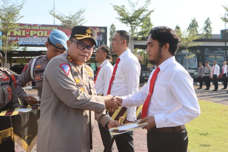 Sebanyak tujuh anggota Polres Tegal Kota, Polda Jateng menerima penghargaan. Karena mereka telah berhasil mengungkap kasus sekaligus menangkap para pelaku aksi tawuran. Penghargaan berupa piagam diberikan oleh Kapolres Tegal Kota AKBP Rully Thomas pada upacara yang bertempat di lapangan Mapolres, Senin (5/8/2024).