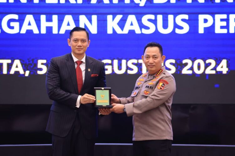 Kementerian Agraria dan Tata Ruang/Badan Pertanahan Nasional (ATR/BPN) bersama Polri memperkuat sinergitas dengan Perjanjian Kerja Sama (PKS) terkait tindak pencegahan kasus pertanahan. PKS ini sebagai salah satu upaya pemberantasan mafia tanah.