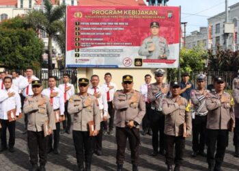 Kapolresta Manado Kombes Pol Julianto Sirait memberikan penghargaan kepada sejumlah Satuan Kerja (Satker), personel berprestasi, serta wartawan yang berperan aktif dalam mengamplifikasi berita dan konten positif terkait kegiatan kepolisian Polresta Manado. Acara penghargaan tersebut dilaksanakan di lapangan Apel Polresta Manado, dihadiri oleh berbagai pihak termasuk pejabat kepolisian, anggota satker, dan perwakilan media, Senin (5/8/2024).