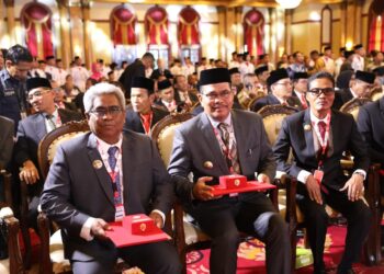 Penjabat (Pj) Bupati Aceh Utara, Dr. Drs. Mahyuzar, M.Si, menerima duplikat bendera pusaka dari Badan Pembinaan Ideologi Pancasila (BPIP). Penyerahan ini berlangsung di Balai Samudera, Kelapa Gading, Jakarta Utara, pada Selasa, 6 Agustus 2024. Acara ini juga dihadiri oleh kepala daerah dari 38 provinsi di Indonesia. Pada kesempatan tersebut terlihat Pj Bupati Aceh Utara duduk berbaris dengan Pj Walikota Lhokseumawe, A. Hanan dan Pj Walikota Langsa Syaridin S.Pd.