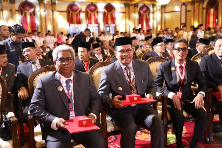 Penjabat (Pj) Bupati Aceh Utara, Dr. Drs. Mahyuzar, M.Si, menerima duplikat bendera pusaka dari Badan Pembinaan Ideologi Pancasila (BPIP). Penyerahan ini berlangsung di Balai Samudera, Kelapa Gading, Jakarta Utara, pada Selasa, 6 Agustus 2024. Acara ini juga dihadiri oleh kepala daerah dari 38 provinsi di Indonesia. Pada kesempatan tersebut terlihat Pj Bupati Aceh Utara duduk berbaris dengan Pj Walikota Lhokseumawe, A. Hanan dan Pj Walikota Langsa Syaridin S.Pd.