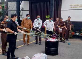 Kejaksaan Negeri (Kejari) OKI melakukan Pemusnahan Barang Bukti dan Barang Rampasan yang Sudah Memilki Kekuatan Hukum Tetap (inkracht)  dari bulan Januari hingga Juli tahun 2024 di Halaman Kantor KAJARI OKI (6/8/2024).