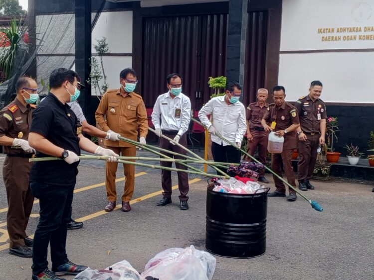 Kejaksaan Negeri (Kejari) OKI melakukan Pemusnahan Barang Bukti dan Barang Rampasan yang Sudah Memilki Kekuatan Hukum Tetap (inkracht)  dari bulan Januari hingga Juli tahun 2024 di Halaman Kantor KAJARI OKI (6/8/2024).