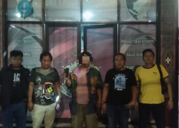 Tim Opsnal Sat Reskrim Polres Samosir berhasil mengungkap kasus pencurian handphone yang terjadi di salah satu warung makan di Jl Putri Lopian Desa Pardomuan I Kecamatan Pangururan Kabupaten Samosir. Kejadian ini tertuang dalam Laporan Polisi nomor LP/B/160/VII/2024/SPKT/POLRES SAMOSIR/POLDA SUMATERA UTARA tanggal 12 Juli 2024.
